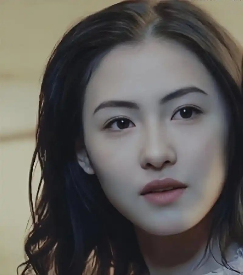 在那个无ps纯颜值女星的年代,年轻时候的张柏芝无疑是大美女,青涩的
