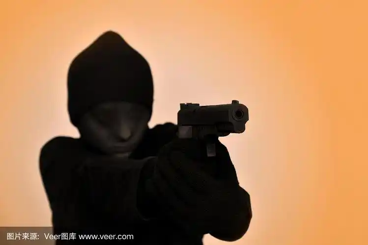 蒙面女劫匪拿着枪瞄准