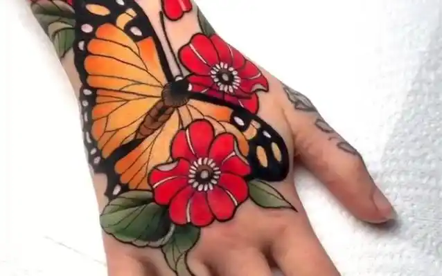 北京纹身/女生手背蝴蝶纹身