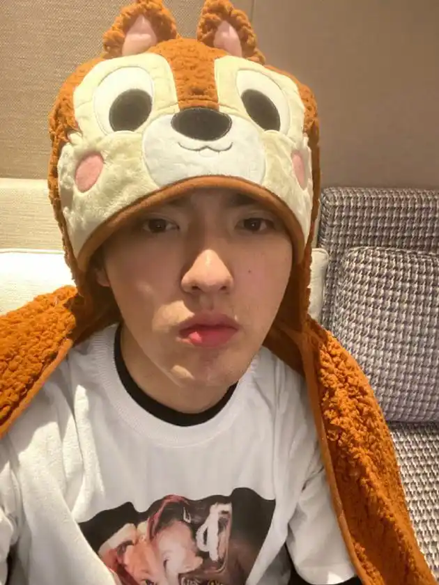 新浪娱乐讯 6月1日,吴亦凡在绿洲晒出头戴松鼠毛毯,史迪仔帽子的可