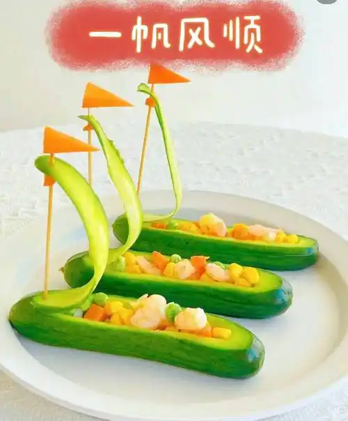 做法:黄瓜左右各纵切一刀,再从一头切薄片,不要切断,挖空成小船的造型