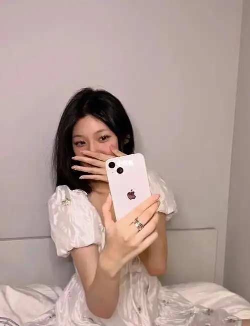 配备双扬声器……我和闺蜜:有粉色没,没有算了#女生  #手机  #苹果14