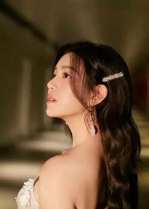 陈妍希一袭露肩长裙仙气飘飘 大秀修长肩颈线条