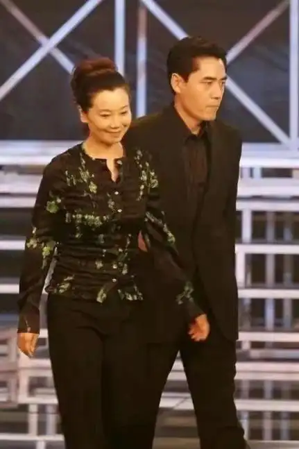 陈宝国携妻子亮相,老婆气质高雅有艺术家风范,穿红裙像阔太太