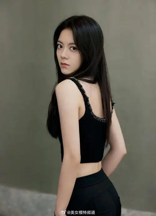 赵今麦纯黑造型化身冷面御女 穿运动背心展现腰肢__财经头条