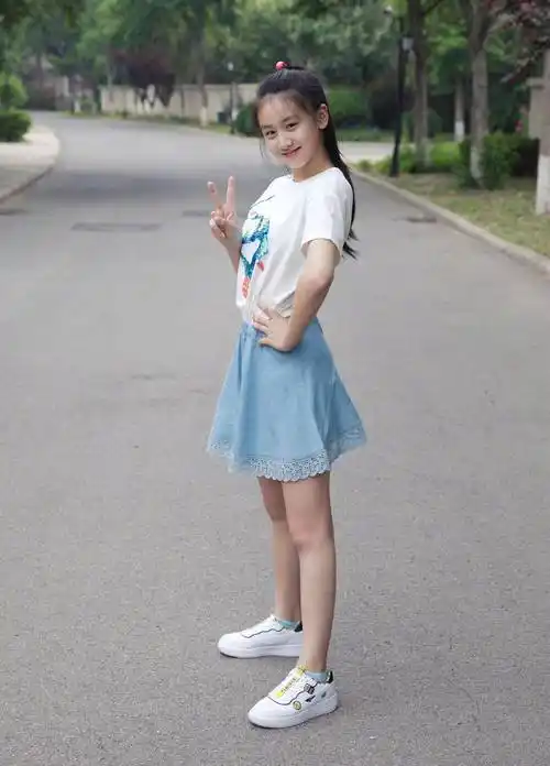 叶一茜晒森碟近照,12岁的她肤白貌美大长腿,少女感十足_照片_女孩