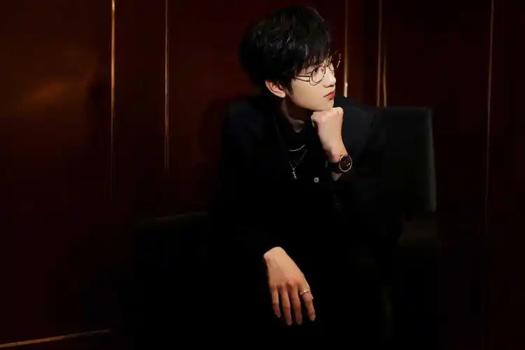 敖子逸金丝眼镜儒雅帅气写真图片77