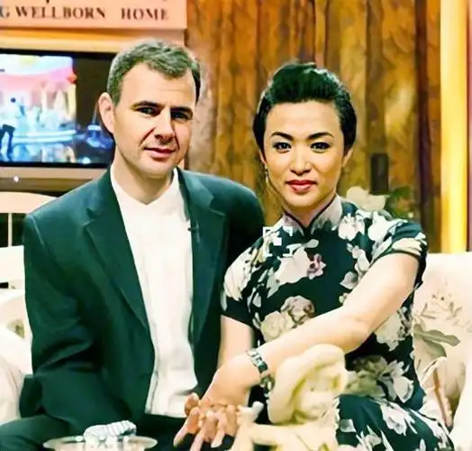 金星宣布重新登记再结婚丈夫还是原来的那个人