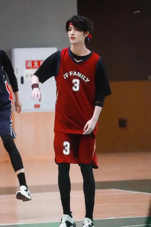 丁程鑫精选打篮球正脸图