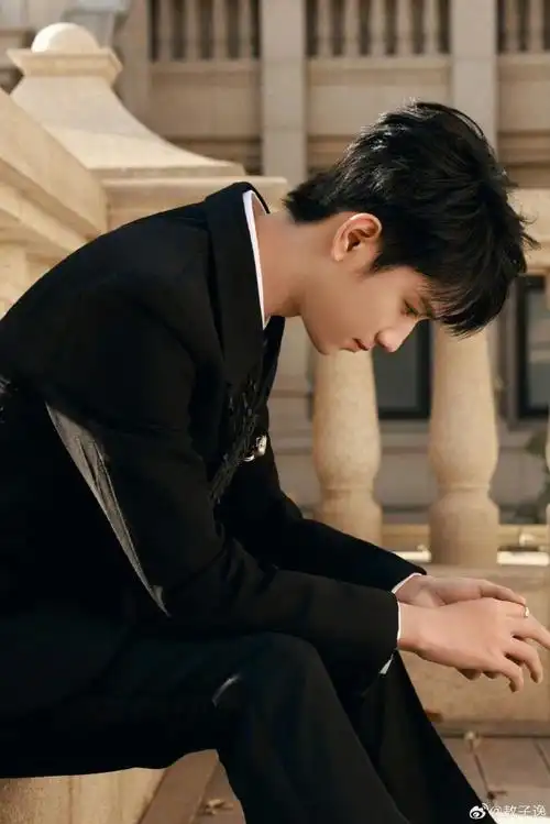 敖子逸亮相微博竞燃之夜#黑西装搭黑领结,简约有质感,今天是满满赡觋