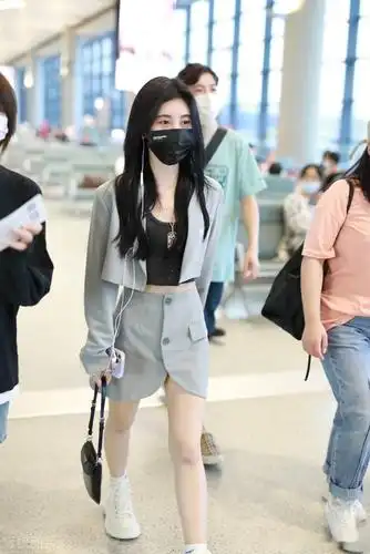 鞠婧祎现身上海机场身穿套装小坎肩和短裙修身显身材气质有佳