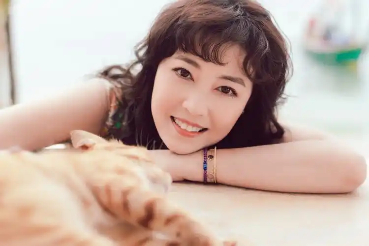 周海媚海边萌系写真与猫咪静享闲暇时光