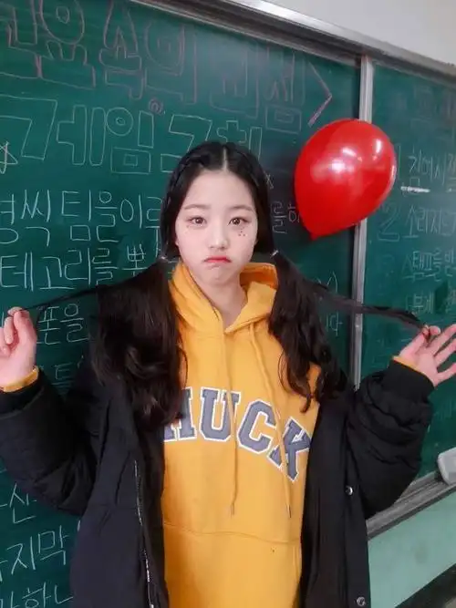 韩网发的张元英小时候的照片粉丝贴请勿ky谢谢