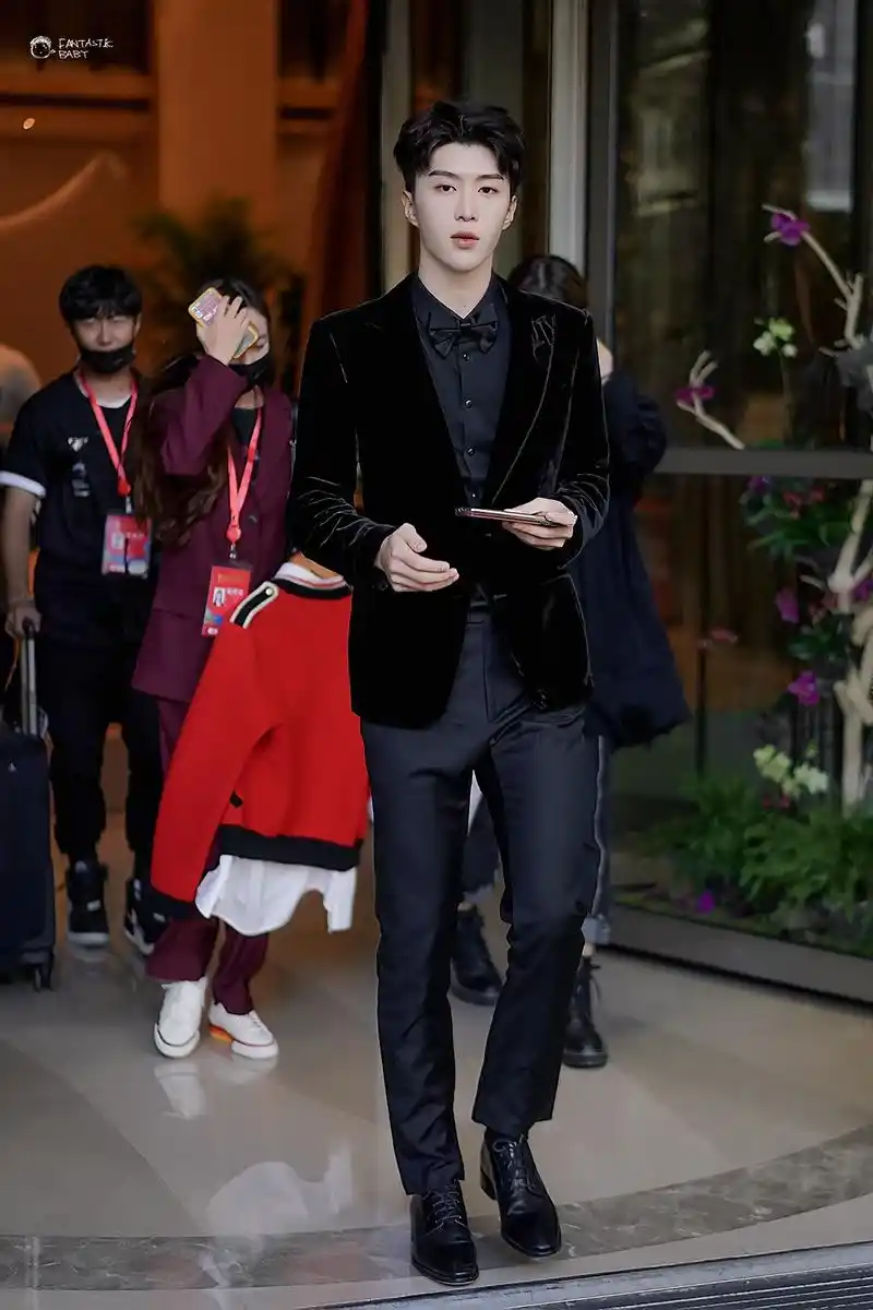 范丞丞国际电影节闭幕式红毯图袭来漫画里走出来的禁欲系黑骑士