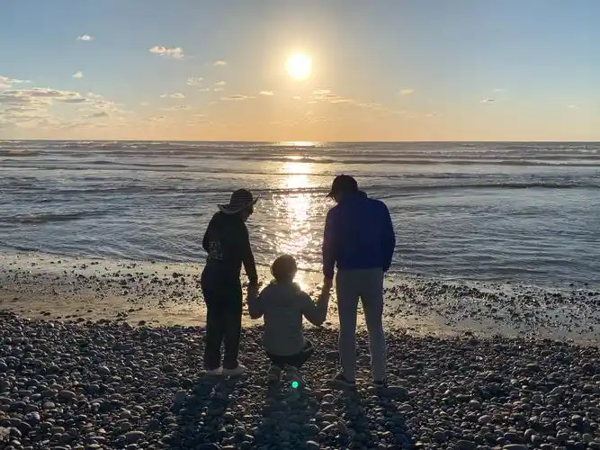 一家三口,嗯.点.你蹲下更合适