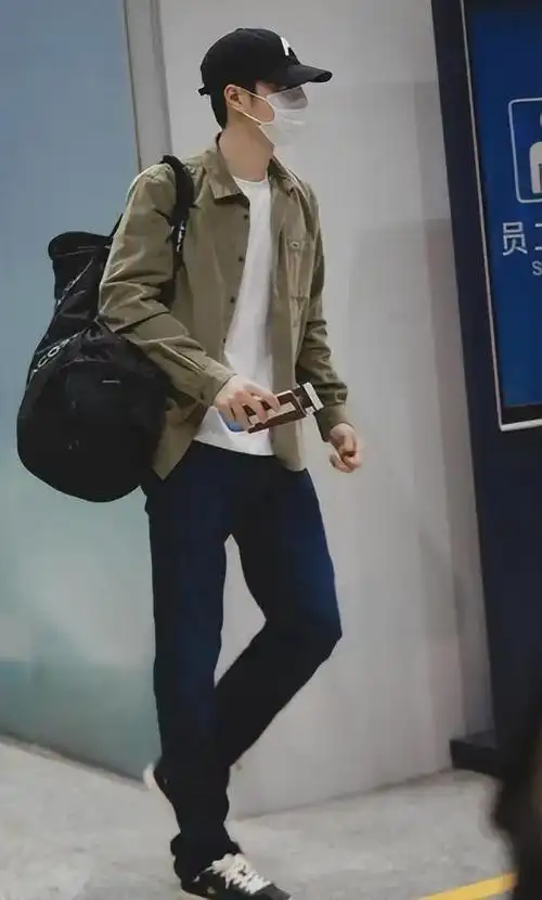 王一博出发法网公开赛,机场生图,一言难尽