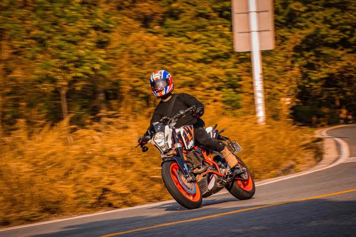 机车摄影 #ktm #duke390 龙泉山抓拍小能手@龙 - 抖音