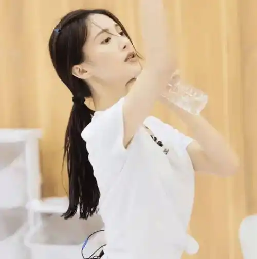 在进步苦练演技,就算和李易峰合作的《隐秘而伟大》还没有官宣定档,但