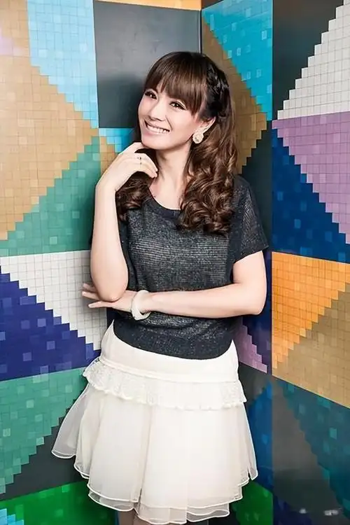 东方卫视万蒂妮:曝光2次离婚,还带女儿净身出户,本人正面答复