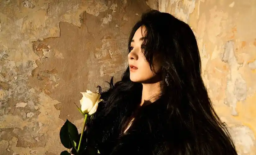 赵丽颖费加罗开年刊封面,露背长裙性感迷人,浓浓港风梦回许半夏_高定