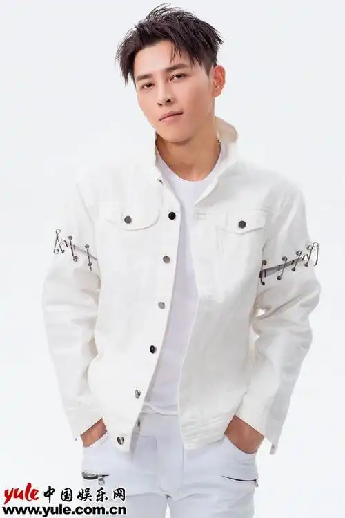 洪尧最新写真曝光 "最帅门客"秒变玩酷boy