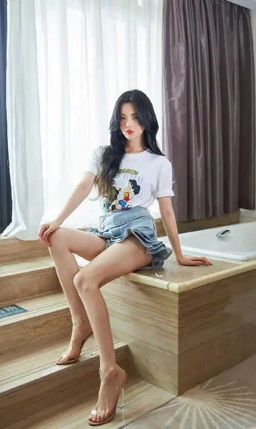 杨超越白t搭热裤秀长腿大波浪卷发清纯不失妩媚