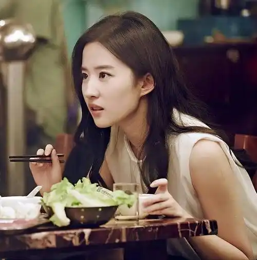 同样是穿"律师袍",把袁泉和刘亦菲放在一起,差别就出来了_专业_造型