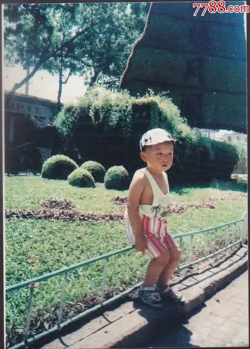 95年小男孩留影_老照片_种类图片_收藏价格_7788茶具
