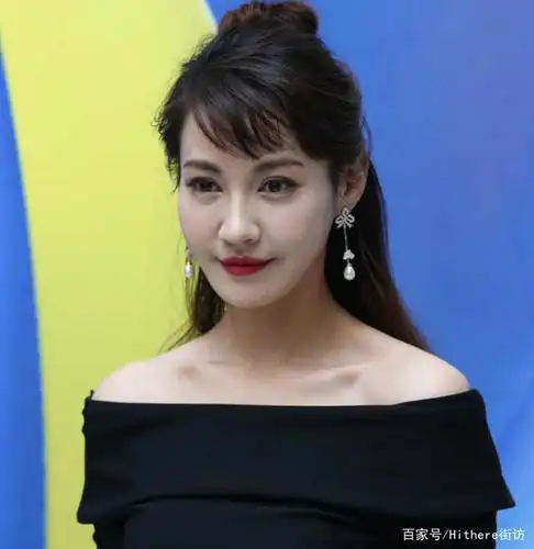 杨雪复工近照被晒出,面部苹果肌十分僵硬,网红气息十足