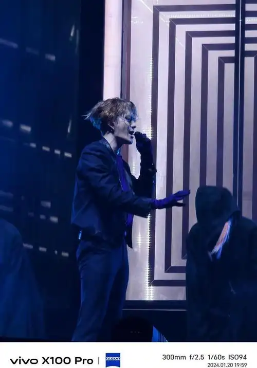 王嘉尔不仅以他的音乐和舞蹈在舞台上留下了深刻印记,而这些照片,则是