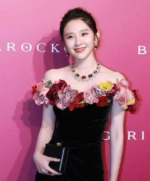 有一种整容叫唐艺昕怀孕生子,身材依旧苗条,脸却回不去了_手机搜狐网