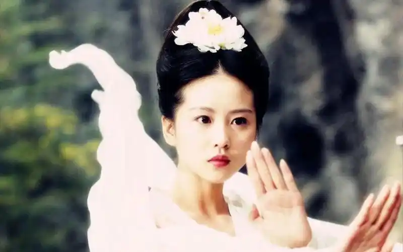 刘诗诗古装侠女空中起飞时好灵动