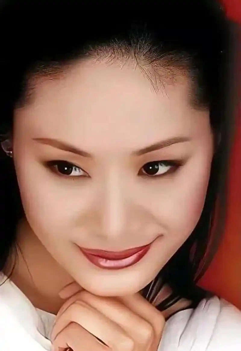 于文华属于那种并不漂亮但很性感迷人的那种女人,她一双丹尾眼并不大