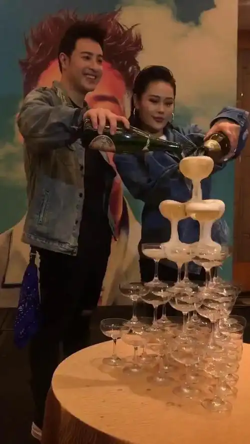 潘玮柏袁维娅开香槟注意看两人的这一举动网友你是认真的吗