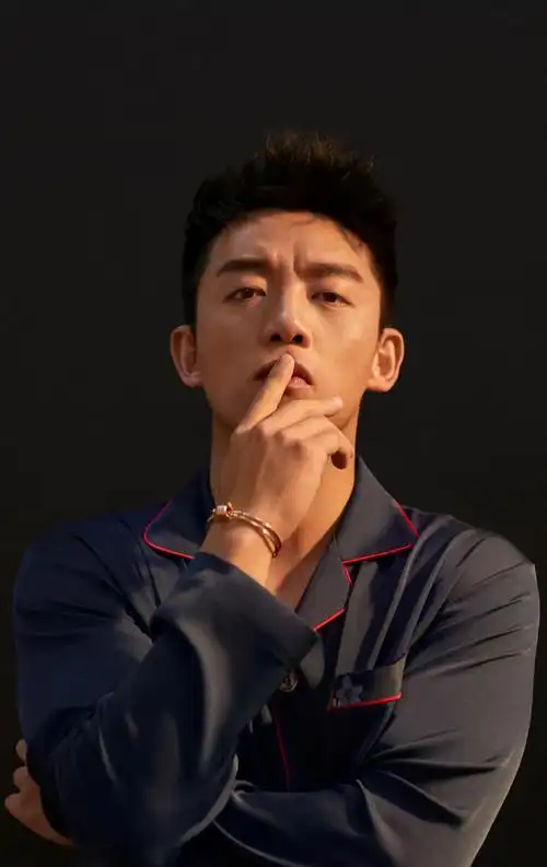 郑恺最新魅力有型时尚杂志封面大片