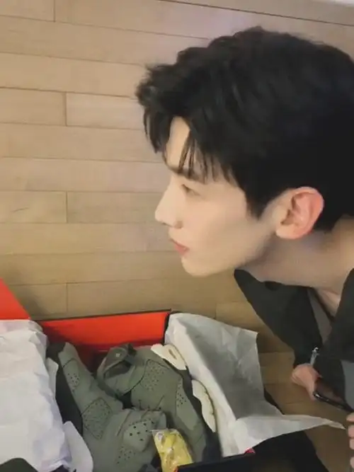 白敬亭[超话]##白敬亭 侧颜# 这个线条! 来自水蜜桃吧噗 - 微博