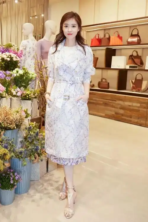 蒋欣瘦下来终于逆袭成功穿蕾丝连衣裙撑出优美曲线太美了