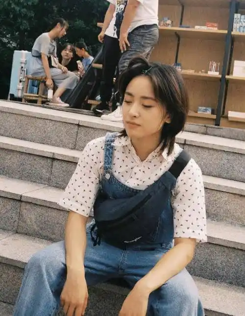 原创沈月机场生图流出穿复古印花衬衣配牛仔裤短发造型灵气十足