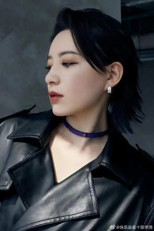 李斯丹妮舞台上演惊险追逐##李斯丹妮露脐抹胸跳爵士