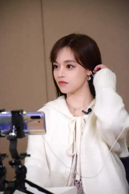 黄霄云演绎原创歌曲打开温暖歌声讲述追梦故事