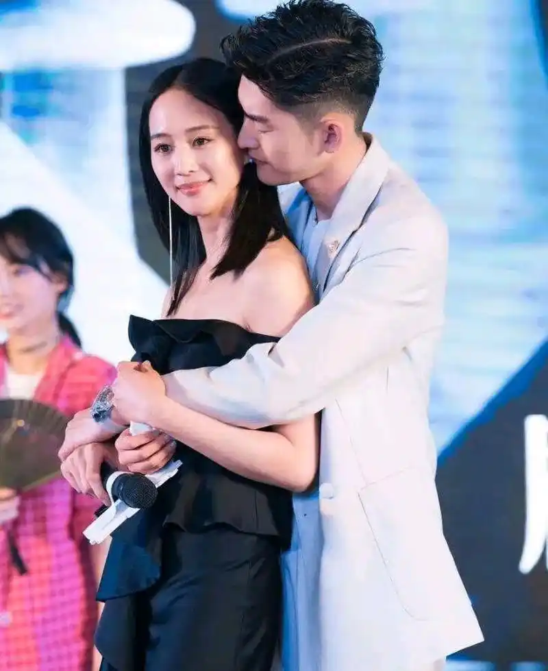 张翰和张钧甯同框!看到张翰动手抱住了张钧甯,亲密的互动!她很害羞!