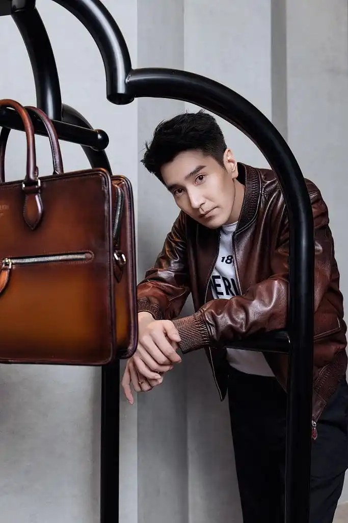 赵又廷发布造型写真 休闲穿搭尽显潇洒干练