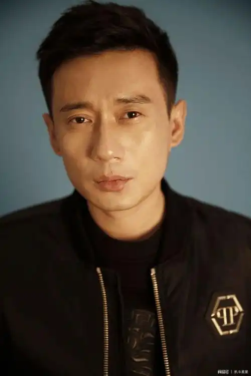 徐洪浩全新忧郁风写真曝光 双作品同步热映独占双屏