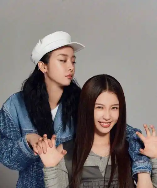 虞书欣和赵小棠拍大片,帅气与优雅并存,时尚表现力都太赞_气质_显得