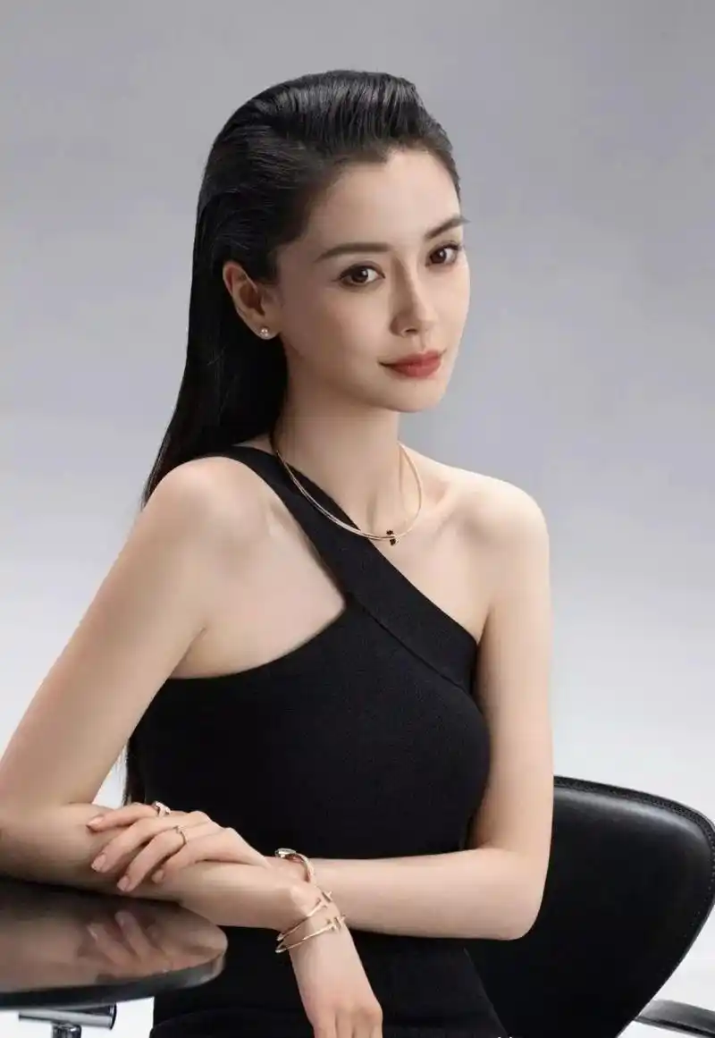 她肤白貌美,明眸皓齿,唯美精致优雅的气质真是让人难以抗拒.