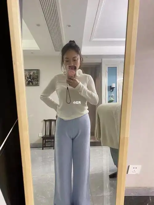 对不起,我真的不懂.我穿的是s码.图一是正常高腰穿着,三角区明显.