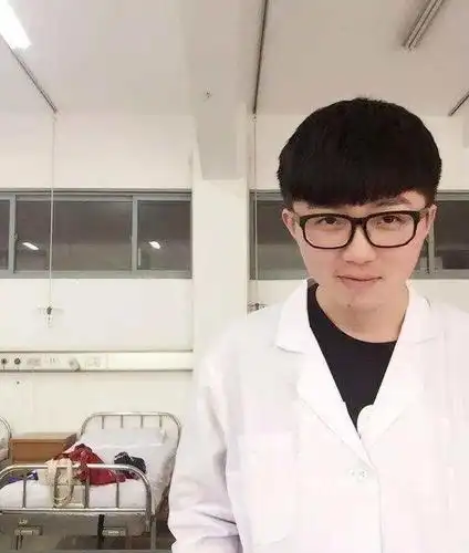 被赞帅气逼人,侧脸帅气毛不易