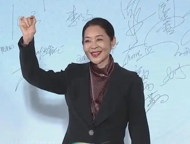 倪萍是中国媒体圈的著名女主持人之一,她凭借出色的主持能力和亲和力