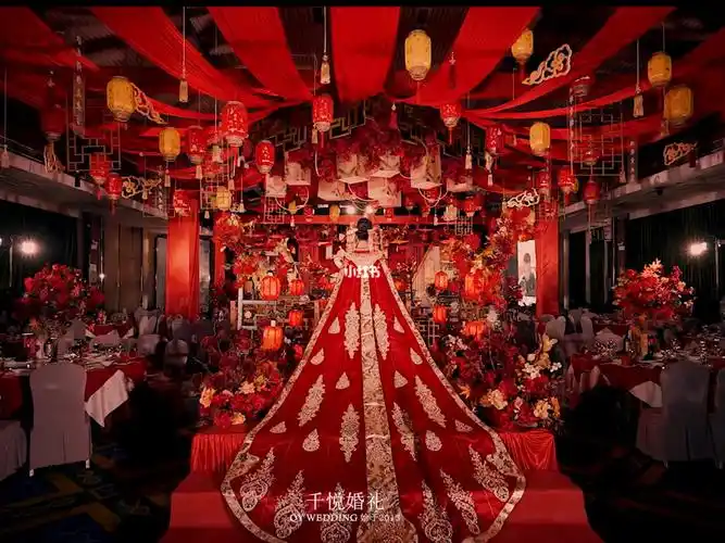 一场大气红色中式婚礼布置于郦湾国际酒店