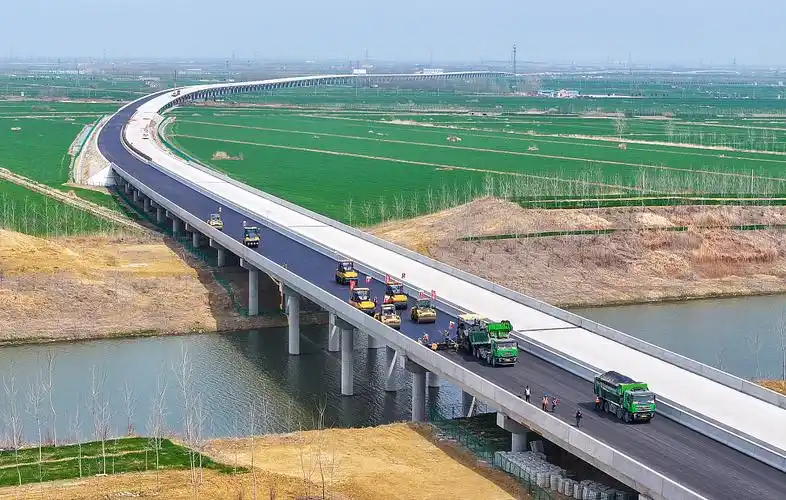 江苏宿迁盐洛高速宿泗段工程建设中